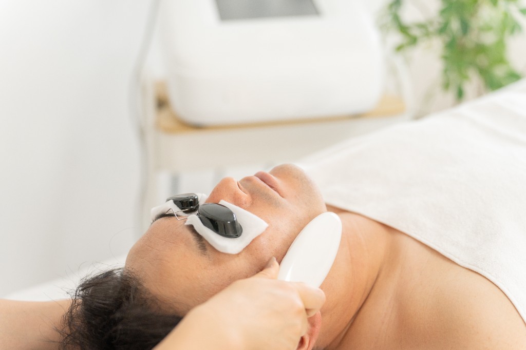 医療機器を用いた顔の施術